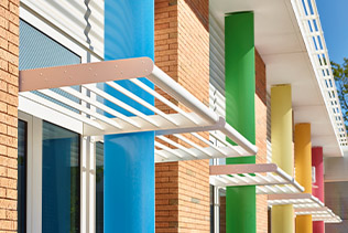 Instalación de paneles deslizantes en el colegio Instalación de paneles deslizantes en el colegio