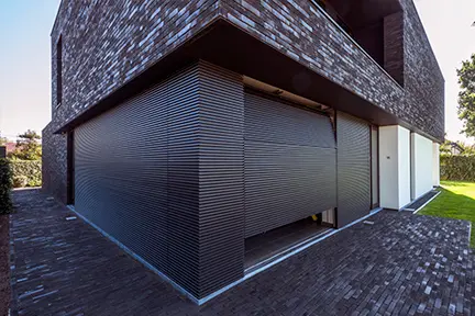 Instalación de revestimiento horizontal en puertas seccionales y/o basculantes
