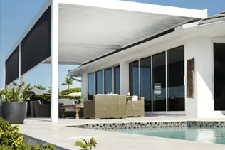 Cubierta de piscina con un toque moderno y elegante Cubierta de piscina con un toque moderno y elegante