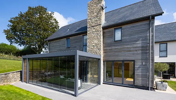 Espacio adicional para disfrutar con una pérgola adosada Espacio adicional para disfrutar con una pérgola adosada