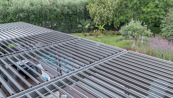 Con una pérgola de lamas, puede elegir entre sol y sombra en cualquier momento. Con una pérgola de lamas, puede elegir entre sol y sombra en cualquier momento.