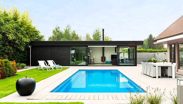 Con una pérgola de jardín Renson podrá disfruta de su piscina, dándole un toque elegante y moderno Con una pérgola de jardín Renson podrá disfruta de su piscina, dándole un toque elegante y moderno