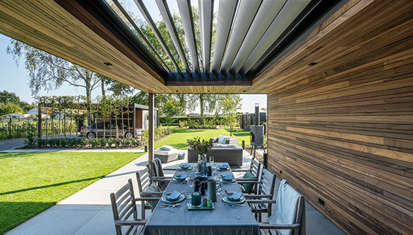 Con las pérgolas Renson puede disfrutar de una agreadable comida en su jardín Con las pérgolas Renson puede disfrutar de una agreadable comida en su jardín