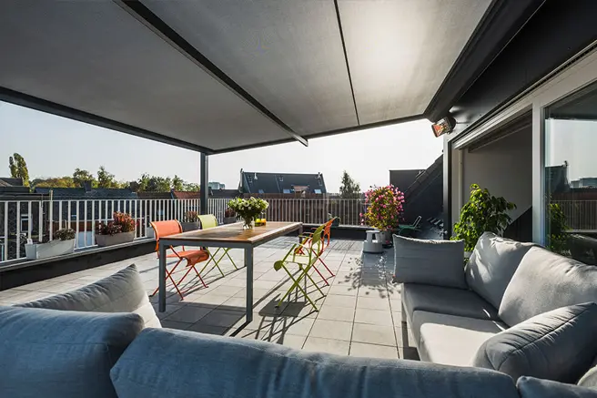 LAPURE® Una pérgola de líneas puras y estética contemporánea, instalada directamente sobre la fachada de tu hogar. LAPURE® Una pérgola de líneas puras y estética contemporánea, instalada directamente sobre la fachada de tu hogar.